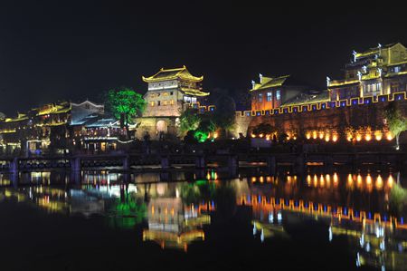 凤凰古城周边旅游景点_凤凰古城旅游收入