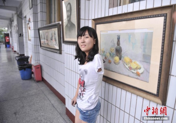 <em>独臂女孩</em> 欲圆画家梦目标四川美院(组图)_中国