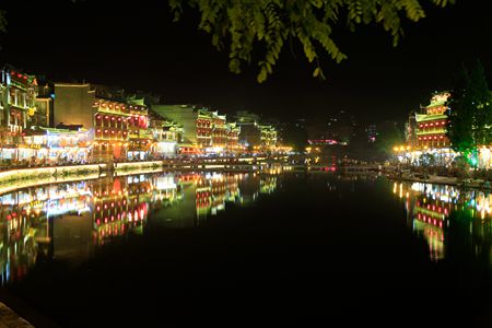 凤凰古城周边旅游景点_凤凰古城旅游收入
