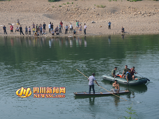 绵阳:7旬老人河中救男孩后溺水 村民自发组织