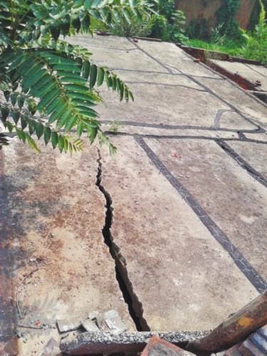 偃师一村近煤矿民房现开裂 裂缝从庭院爬到屋顶