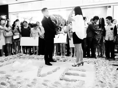 小伙<em>向女友求婚</em>用1001个热狗拼I Love You_新
