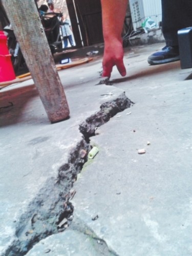 偃师一村近煤矿民房现开裂 裂缝从庭院爬到屋顶