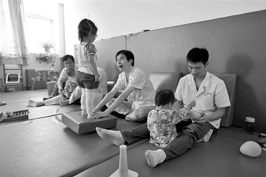 医生扮老师 "爱心谎言"打造脑瘫儿的"课堂"