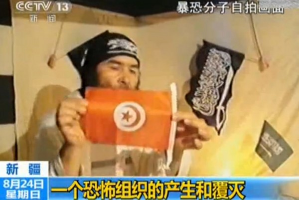 央视曝光恐怖组织焚烧多国国旗视频