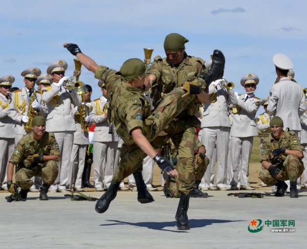 上合军演塔吉克斯坦军人秀武术搭人梯_新闻中心_中国网
