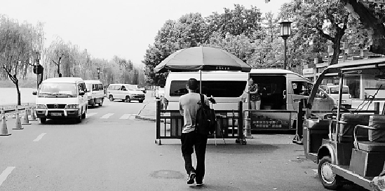 西湖边市际包车沿途拉客 12座的面包车塞进