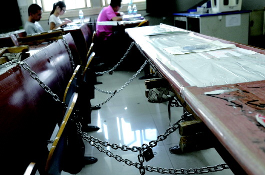 考研生疯狂占座板砖上阵 此座是我占再占跟你"拼"