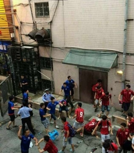 上海:足球德比大战 双方球迷场外互殴