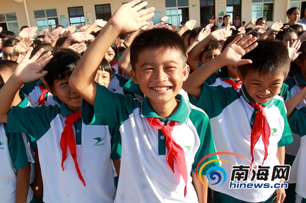 受台风重创的文昌明月小学:开学升国旗书声琅