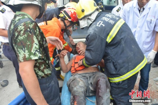 宁波一在建工地脚手架坍塌 致6名工人受伤(组图)