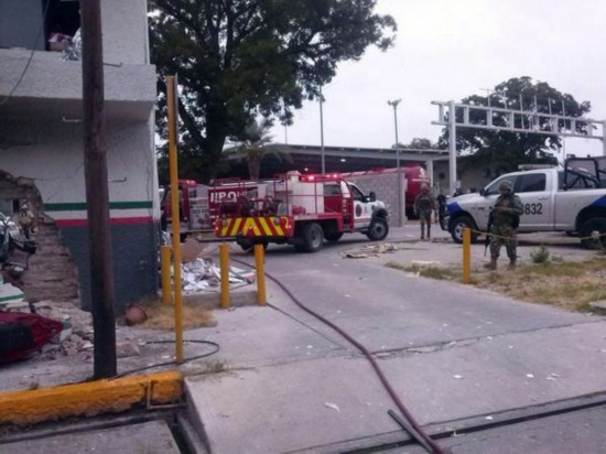 墨西哥一税务局煤气管爆炸 1人死5人伤(组图)