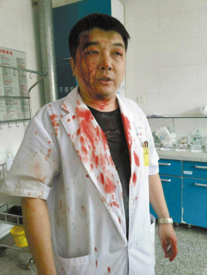 河北沧州人民医院一医生被家属打致耳膜穿孔(