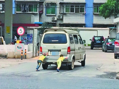 小哥俩帮大人推车去加油 有人赞懂事 有人忧安全