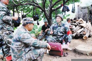 "8.03"地震是对口援滇医生吴国俊首次穿上迷彩服.