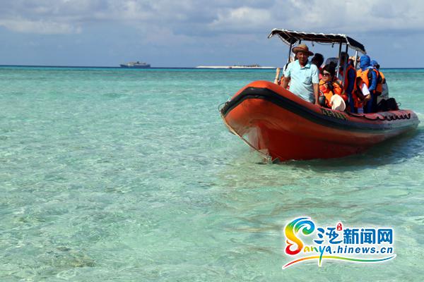组图:椰香公主号抵达西沙海域 游客登银屿岛