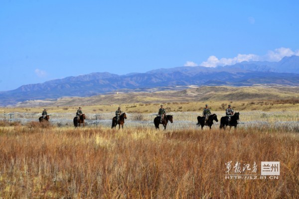 新疆边防线观察盲点多 驻军部队昼夜不间断巡