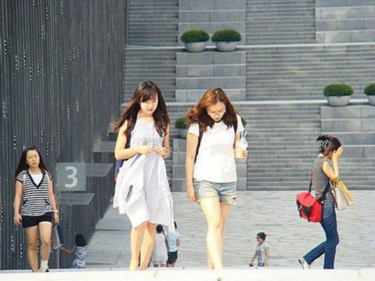 韩女子大学拉中英文横幅禁游客随意进园拍照