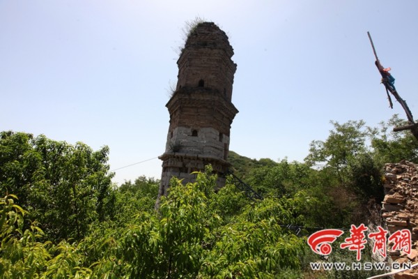 泾阳悟空塔年久失修倾斜 六小龄童发微博盼修复