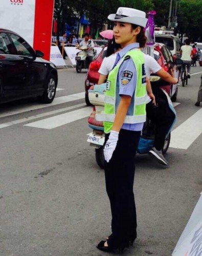 陕西美女交警网络爆红_新闻中心_中国网