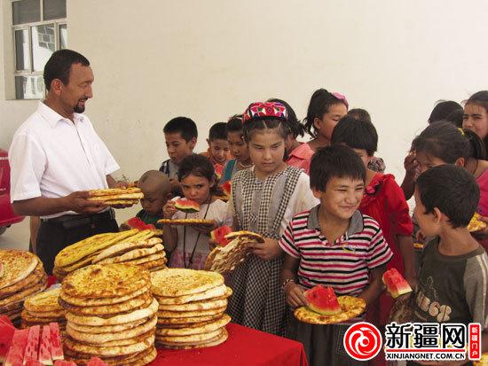 新疆阿克苏打馕大叔为百余学生免费送午餐6年