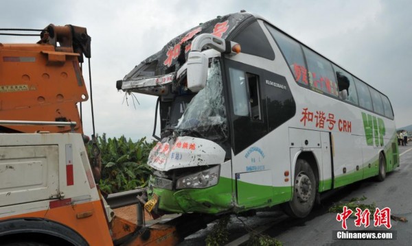 广昆高速公路46km 200m处,发生交通事故,一辆由东向西行驶的大客车