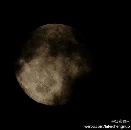 望着从云里冒出头的月亮,网友@柳扶疏 回忆起这已是第五年离家的中秋.