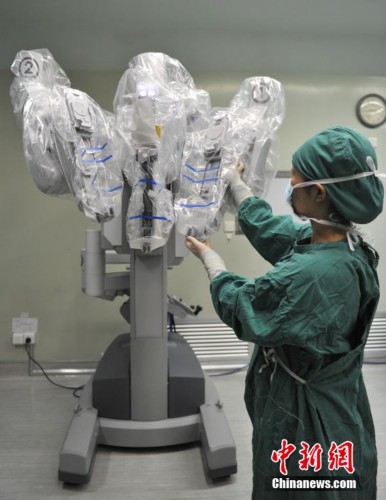 四川首台手术机器人系统投入手术(高清组图)