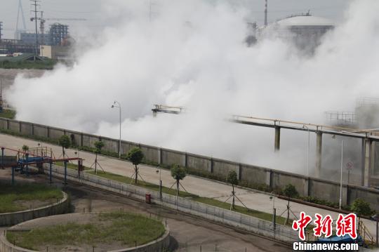 浙江嘉兴一装剧毒氯磺酸车辆泄漏 数人中毒昏迷