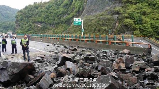 今天(9月16日)上午塌方的包茂高速公路安康至西安方向滚子沟隧道路段