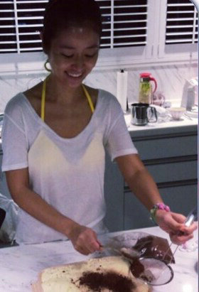 林心如透视T恤做甜品 露黄色比基尼秀性感_中