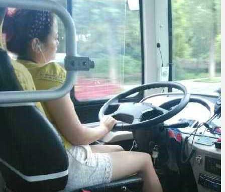 四川遂宁一女公交司机边开车边看电视被开除(图)