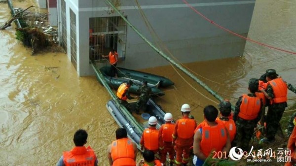 云南396中学师生被洪水围困 警方营救