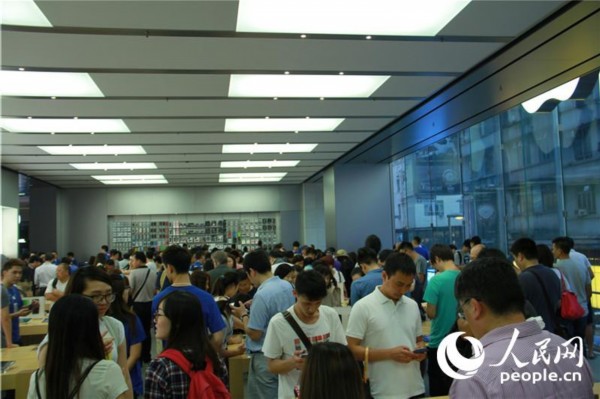 组图:香港iPhone 6正式开卖 三家苹果专卖店人