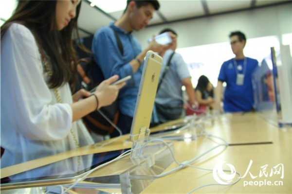 组图:香港iPhone 6正式开卖 三家苹果专卖店人