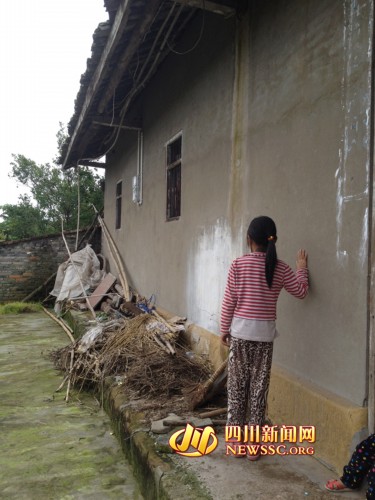 内江<em>8岁女孩</em>患兽皮痣后背变黑长毛 夏天不敢