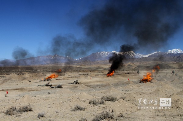 驻新疆步兵火力强:配重机枪大口径火箭筒_新闻