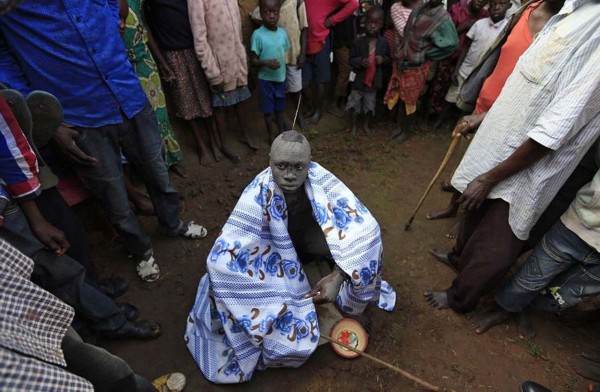 肯尼亚男孩割礼:仪式前跳入冰冷河水麻醉(组图)