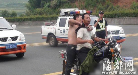 疑因吸毒生幻觉 福建一赤膊男持刀劫持摩托车