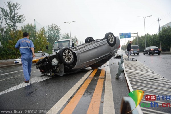北京顾家庄桥北 小轿车翻倒撞毁50米护栏
