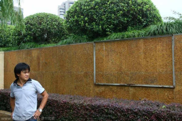 上海景观墙54块铜板画被撬33块