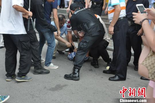 广西桂林市警方成功处置一起超市劫持人质事件