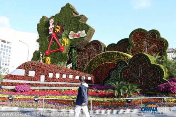 北京长安街十大国庆立体花坛集体亮相_中国网