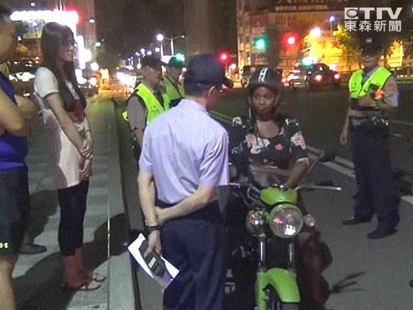 拦到美籍女骑士 高雄警官撂英文敢讲获赞
