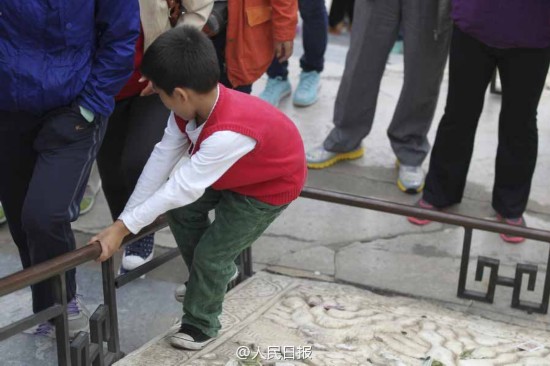 北京天坛汉白玉石雕遭攀爬踩踏扔钱币(组图)