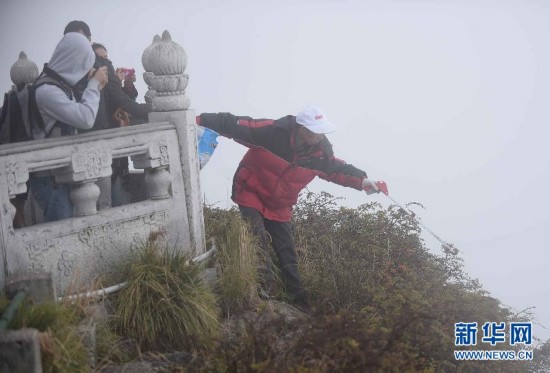 图片故事:行走在3000米海拔峨眉山悬崖边的清