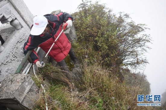 图片故事:行走在3000米海拔峨眉山悬崖边的清
