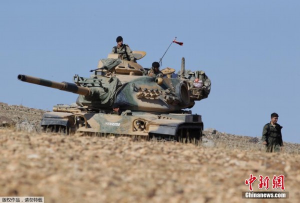 土耳其军队驻守土叙边境 关注叙利亚战况(高清