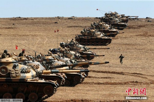 土耳其军队驻守土叙边境 关注叙利亚战况(高清