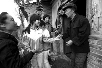 北京小学生造访20余乡村 为孤寡老人送粮油衣